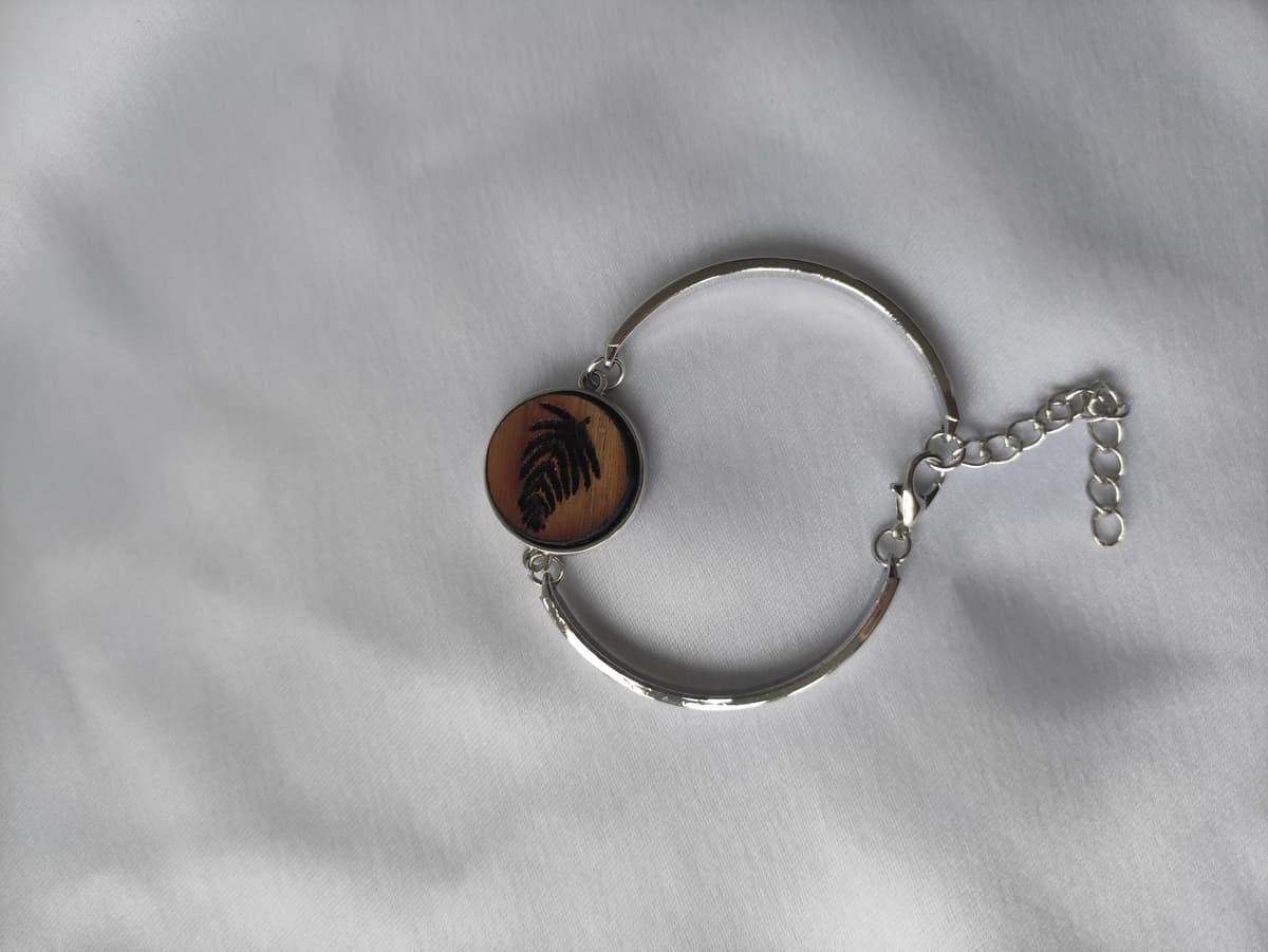 Versilbertes Armband mit Holzmotiv 