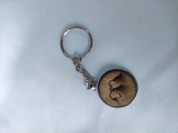Schlüsselanhänger mit handgemaltem Holzmotiv