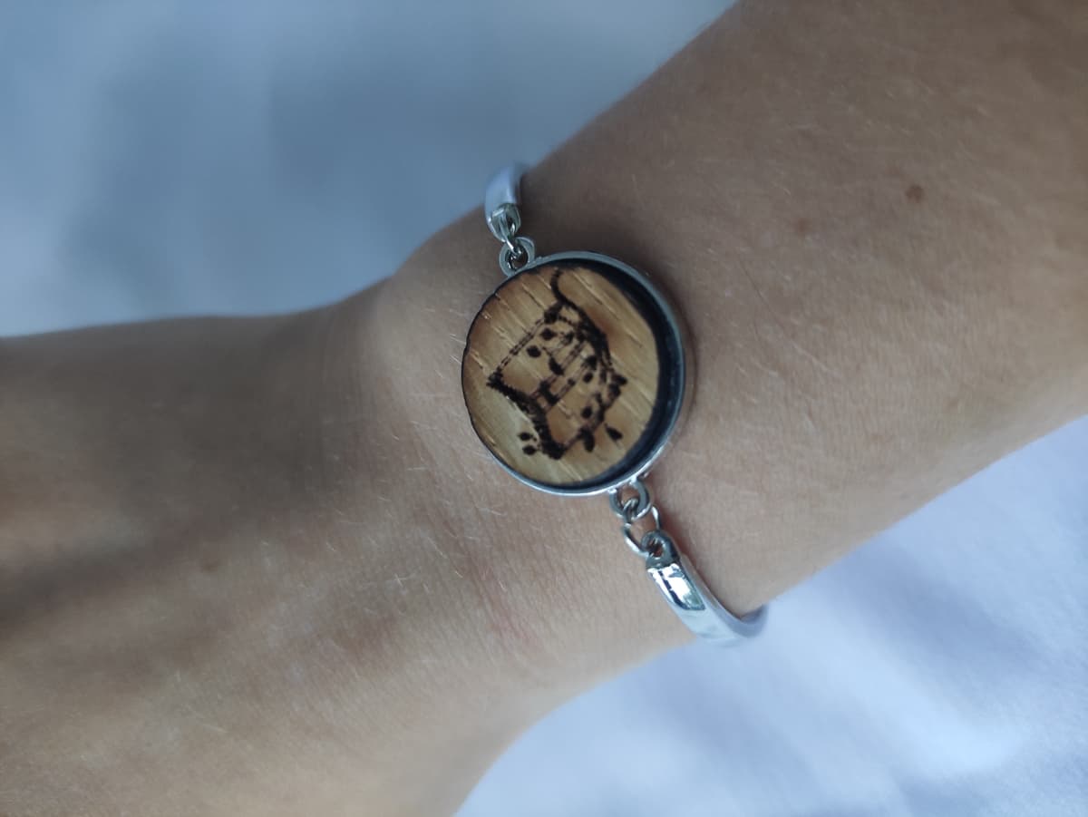 Versilbertes Armband mit Holzmotiv