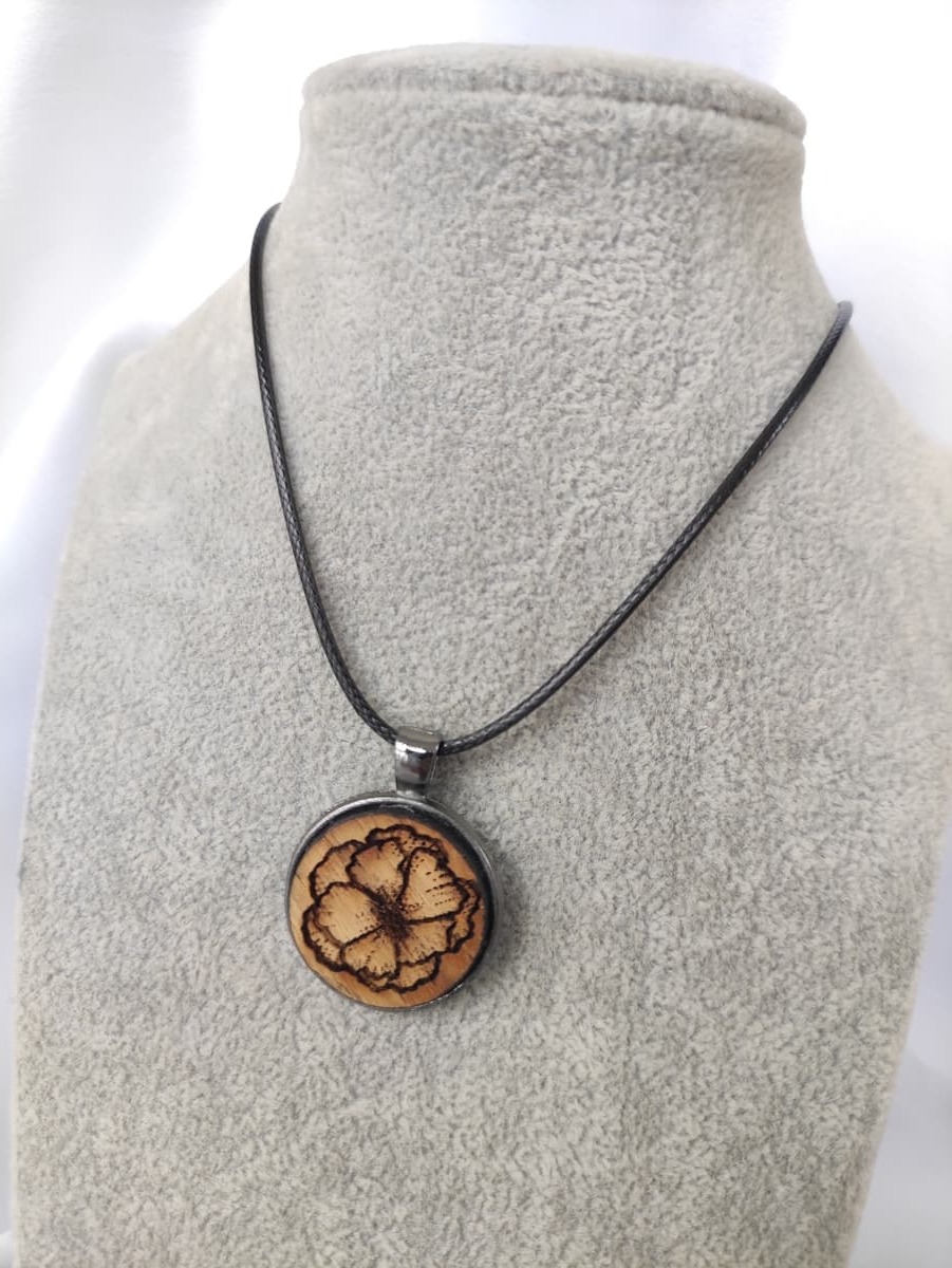 Halskette mit Holzmotiv Blumen 