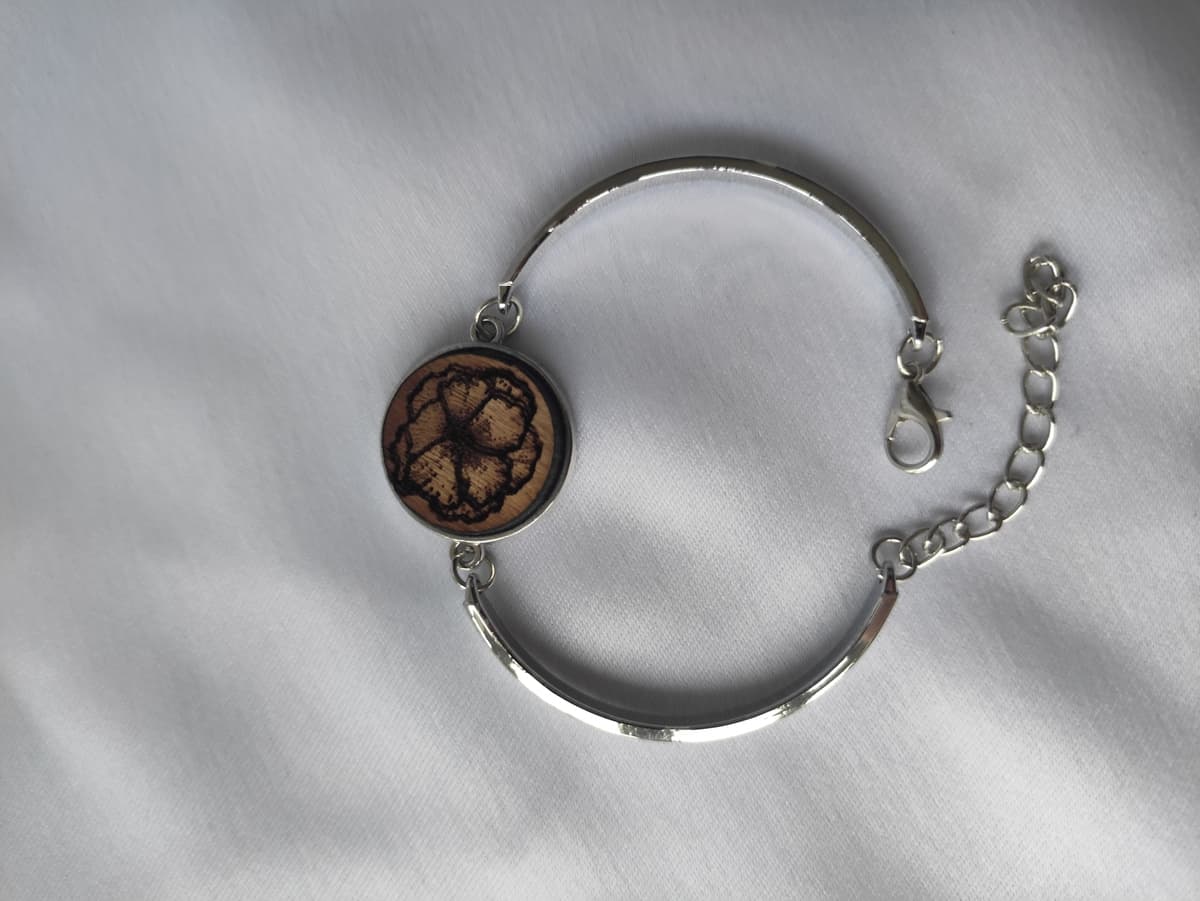 Versilbertes Armband mit Holzmotiv