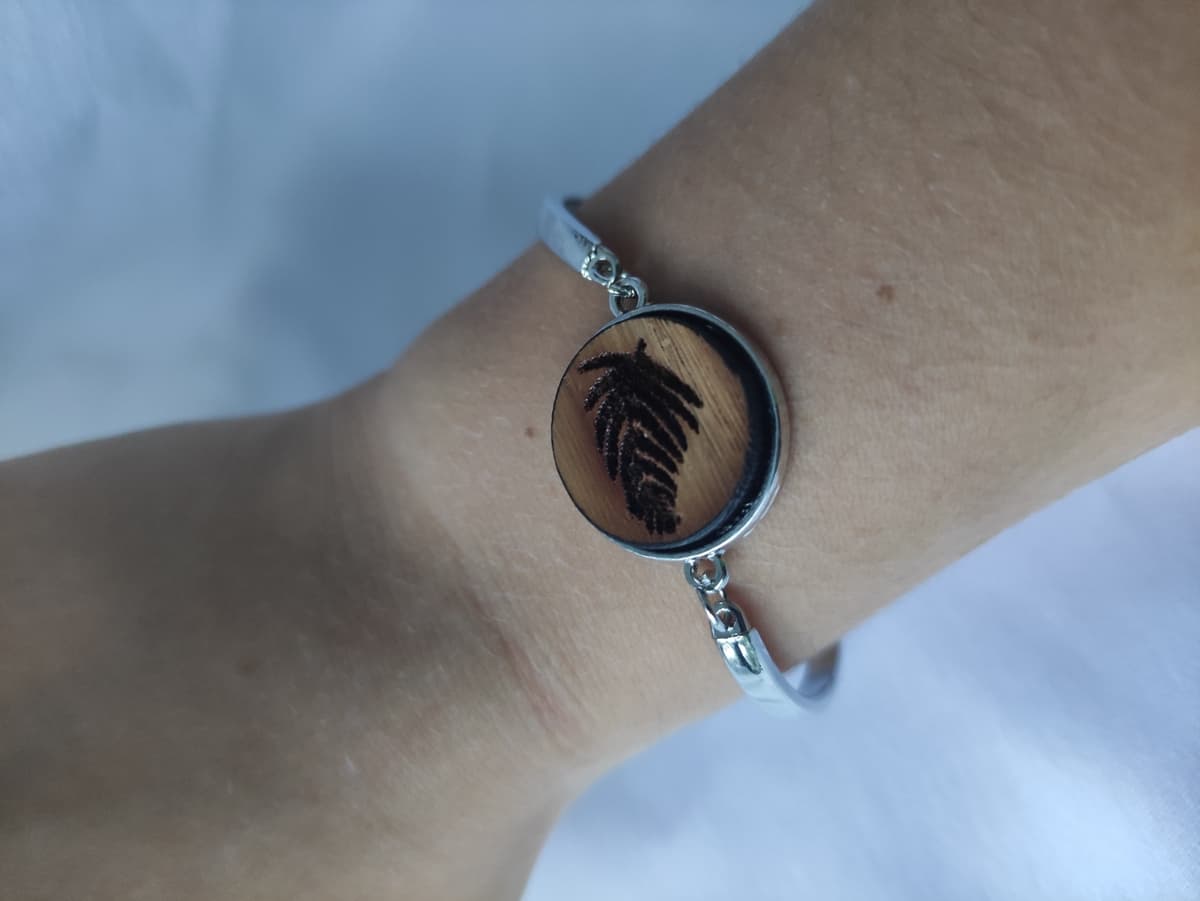 Versilbertes Armband mit Holzmotiv
