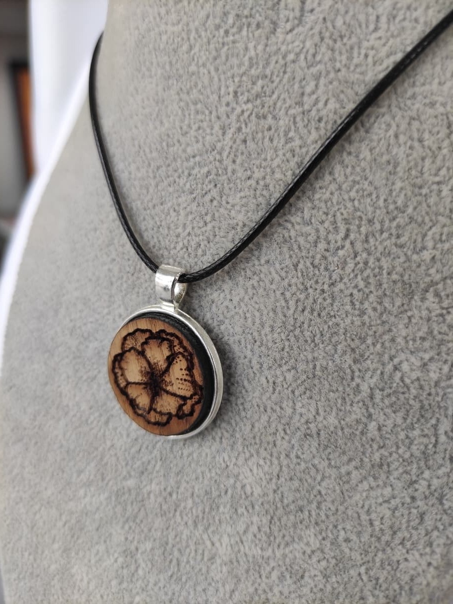 Halskette mit Holzmotiv Blumen 