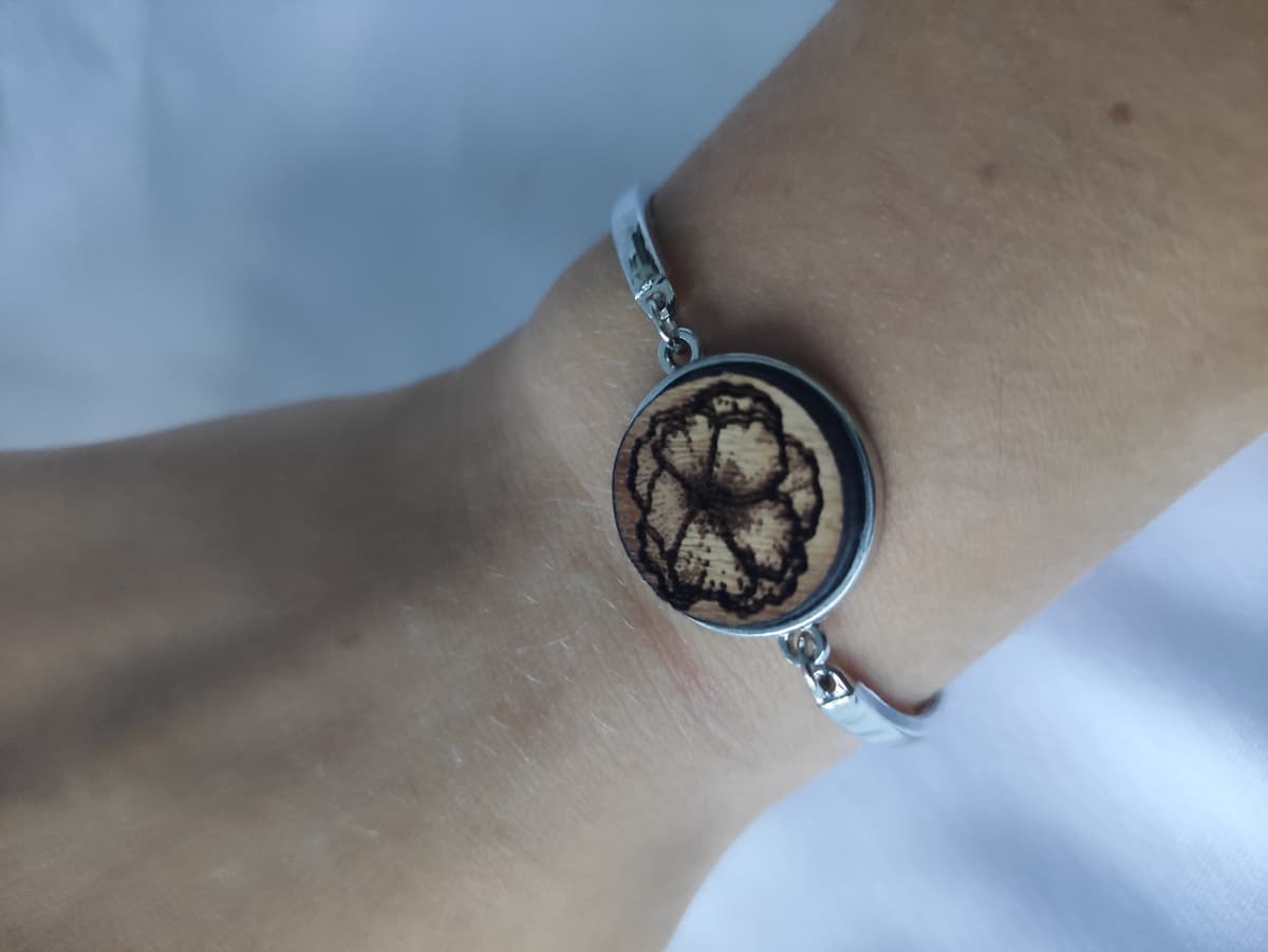 Versilbertes Armband mit Holzmotiv