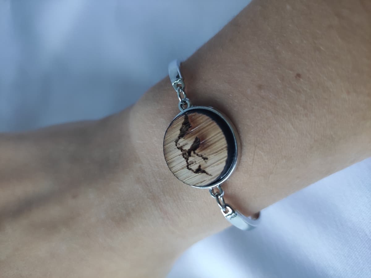 Versilbertes Armband mit Holzmotiv 