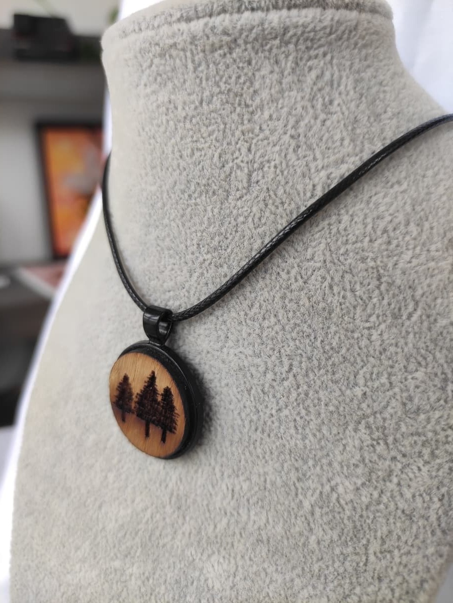 Halskette mit Holzmotiv Tannen