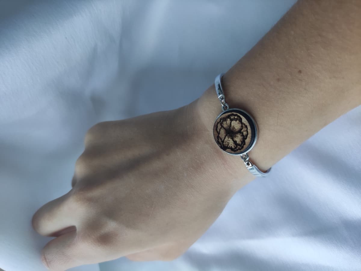 Versilbertes Armband mit Holzmotiv