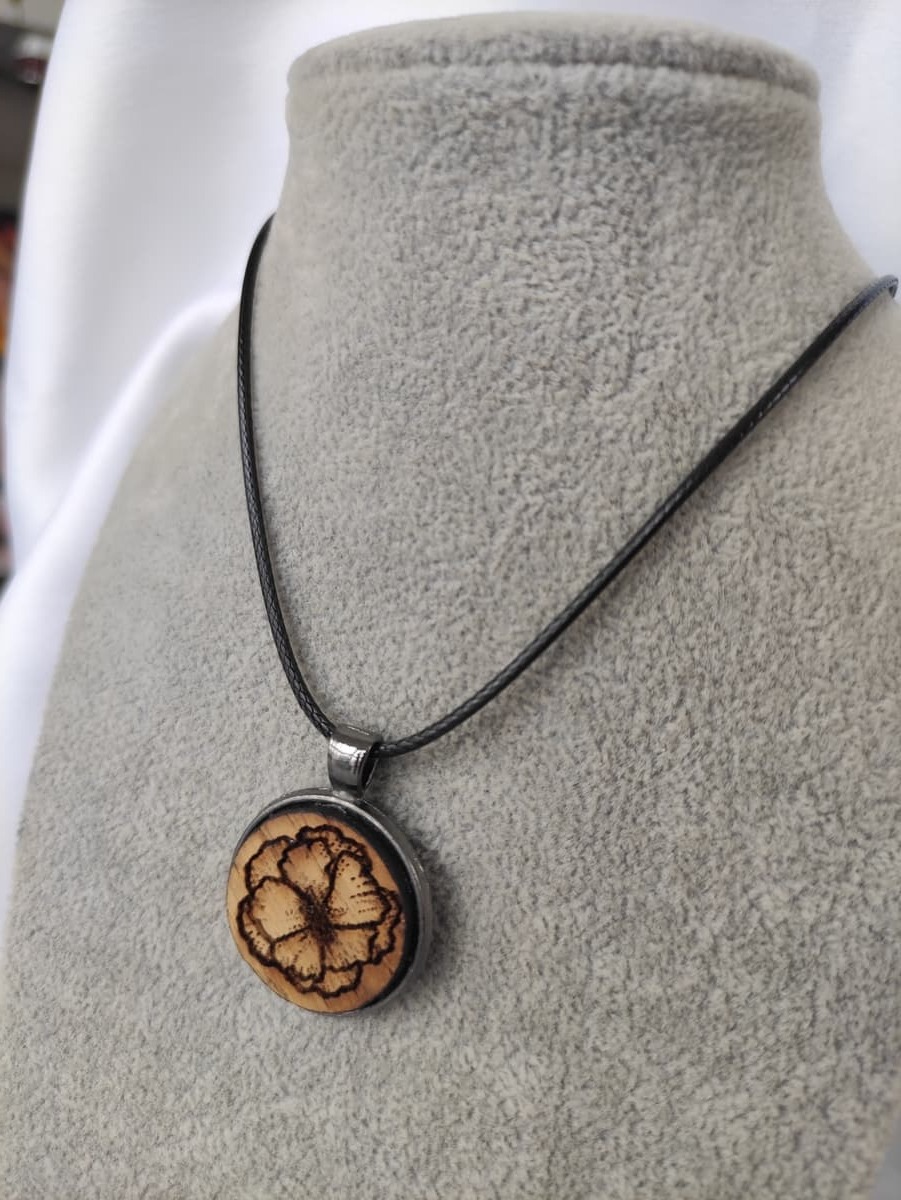 Halskette mit Holzmotiv Blumen 