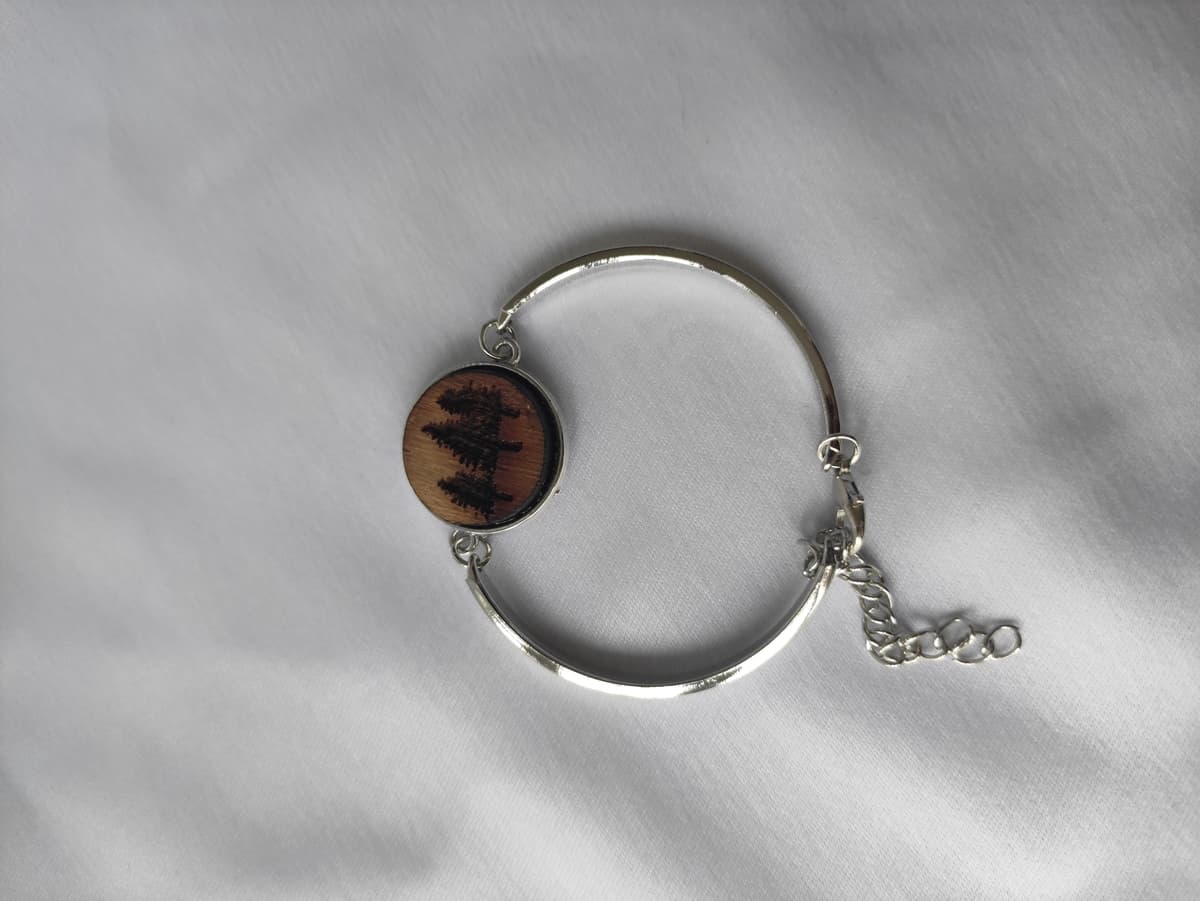 Versilbertes Armband mit Holzmotiv