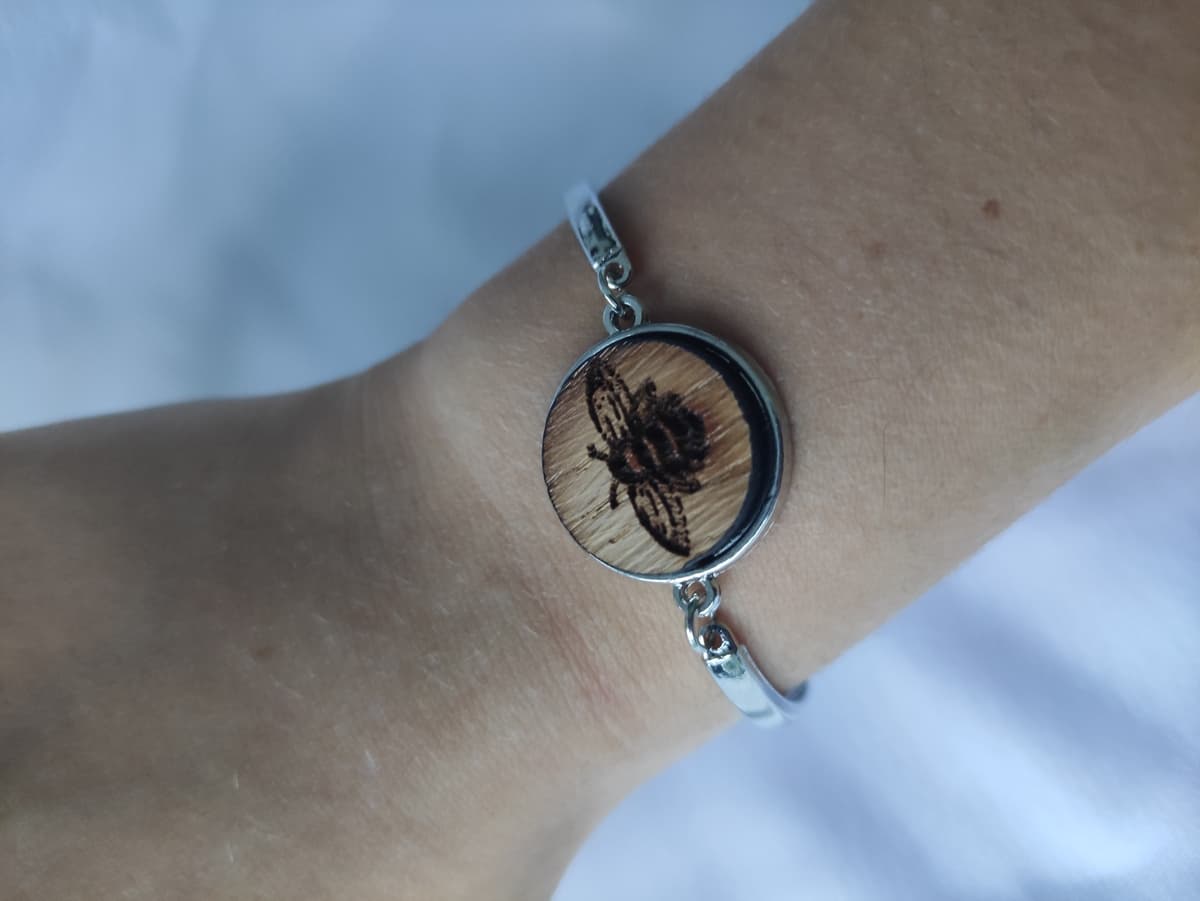 Versilbertes Armband mit Holzmotiv 
