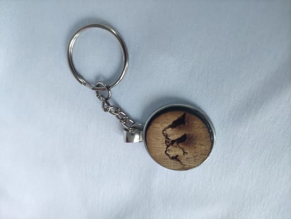 Schlüsselanhänger mit handgemaltem Holzmotiv
