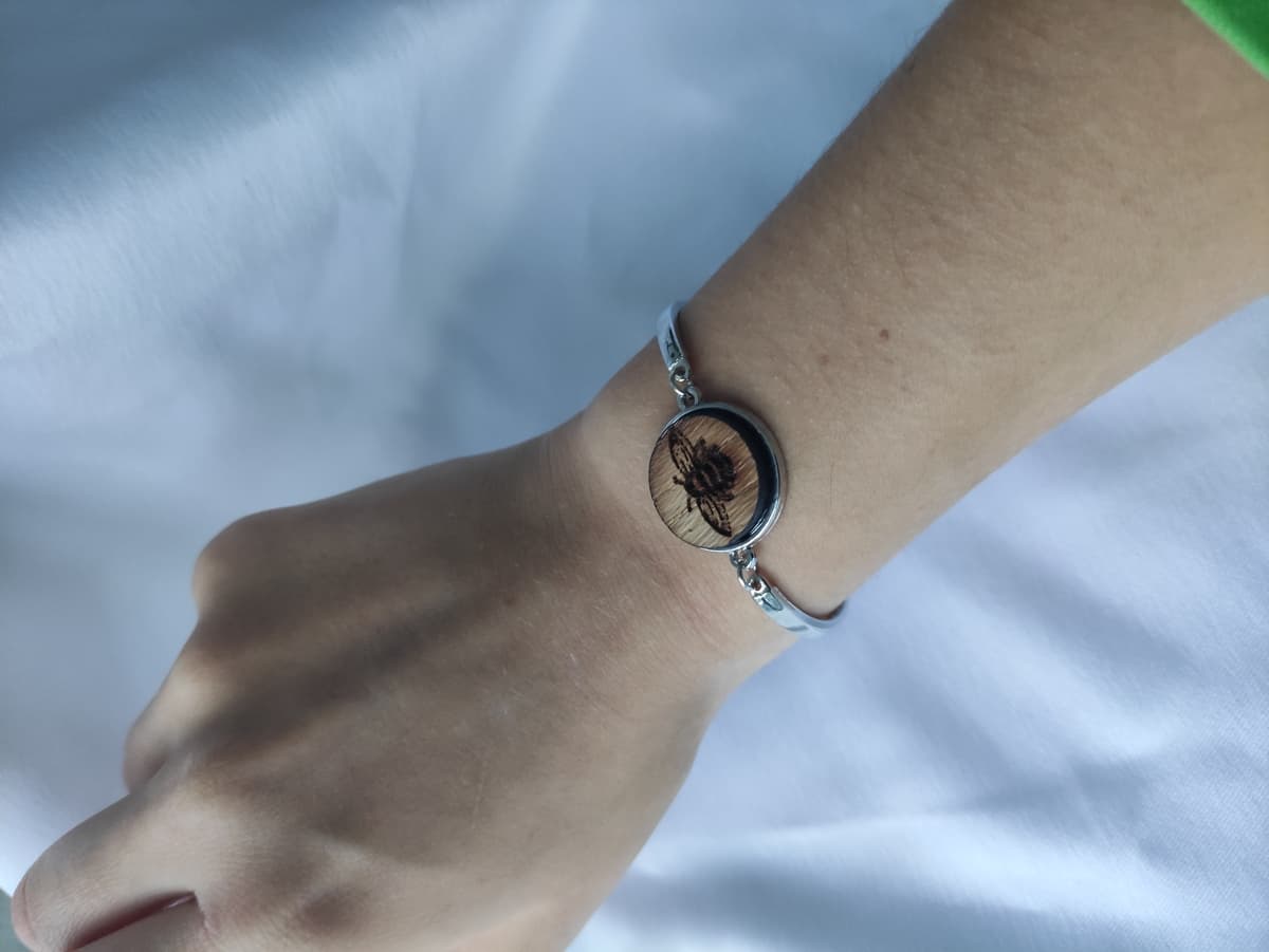 Versilbertes Armband mit Holzmotiv 